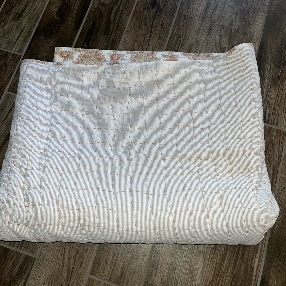 Coyuchi Flores Handstitched Organic Quilt - Picture 3 of 6